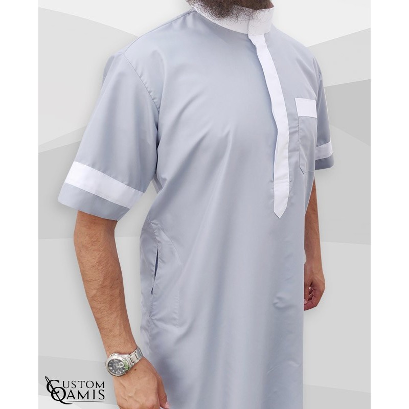 Qamis Two Tone tissu Platinium Gris clair et blanc col Saoudi Manches courtes