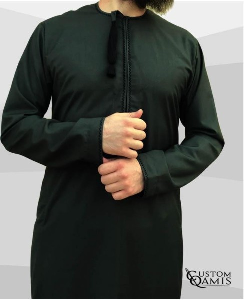 Qamis Omani tissu Cashmere Wool vert avec broderie noir