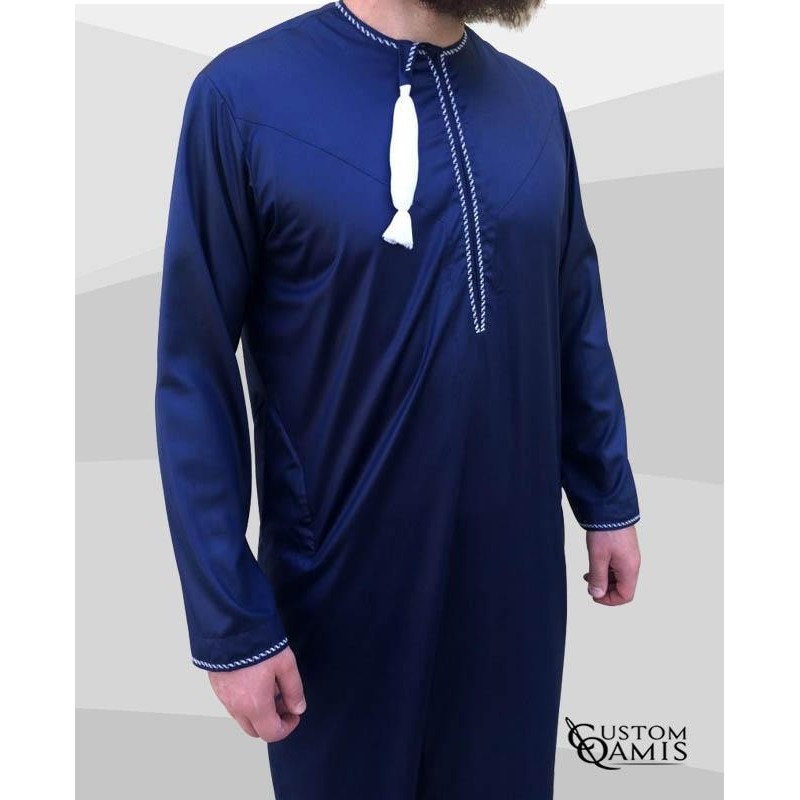 Qamis Omani tissu Precious bleu marine avec broderie blanche