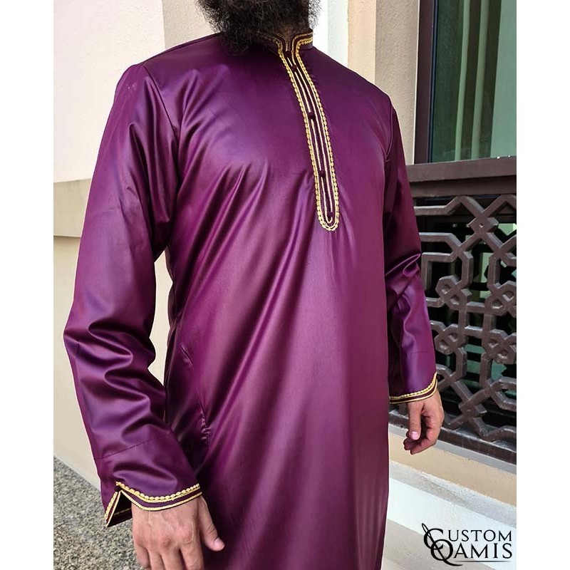 Qamis Al Masaf tissu Precious bordeaux satiné avec broderie or