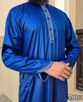 Qamis Al Masaf tissu Precious bleu roi satiné avec broderie blanche