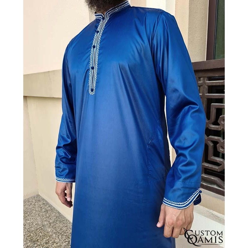 Qamis Al Masaf tissu Precious bleu roi satiné avec broderie blanche
