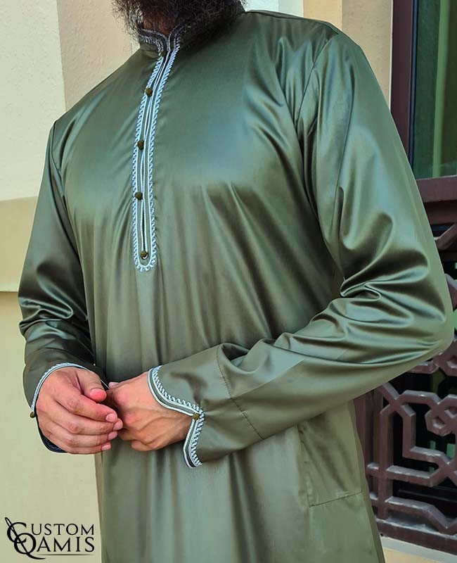 Qamis Al Masaf tissu Precious vert kaki satiné avec broderie blanche
