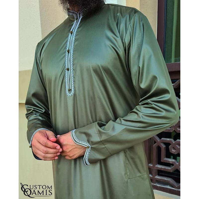 Qamis Al Masaf tissu Precious vert kaki satiné avec broderie blanche