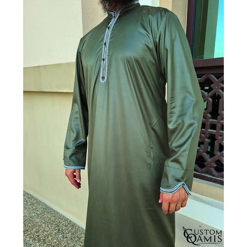 Qamis Al Masaf tissu Precious vert kaki satiné avec broderie blanche