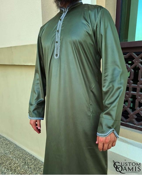 Qamis Al Masaf tissu Precious vert kaki satiné avec broderie blanche