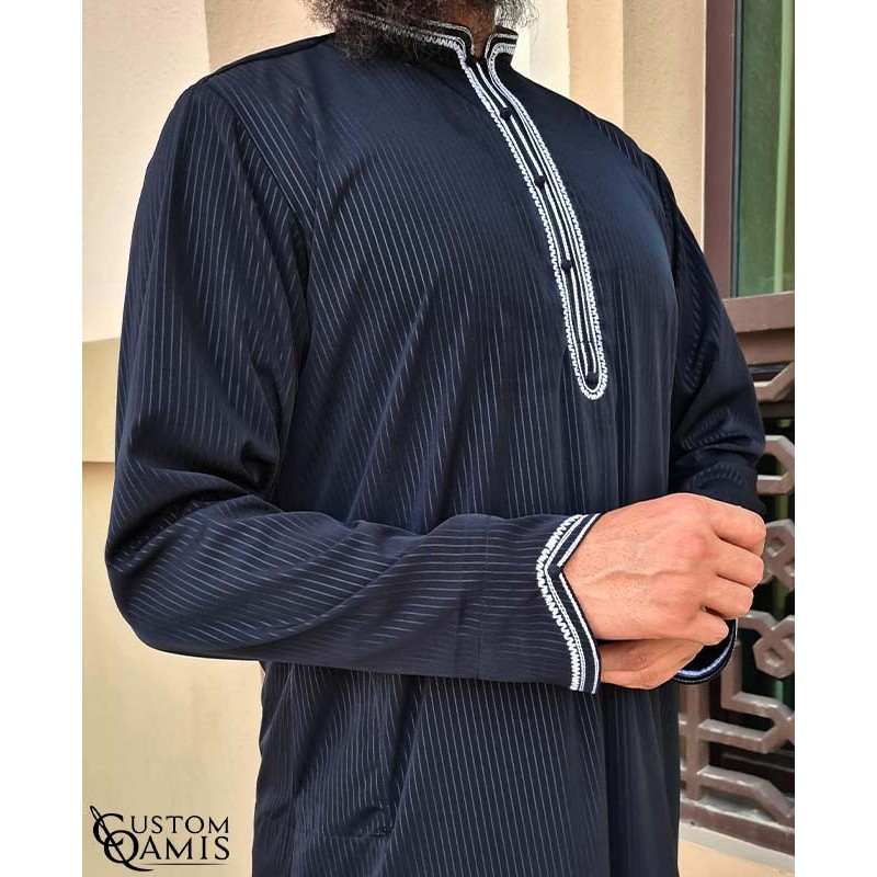 Qamis Al Masaf tissu Royal : Noir rayé avec broderie blanche