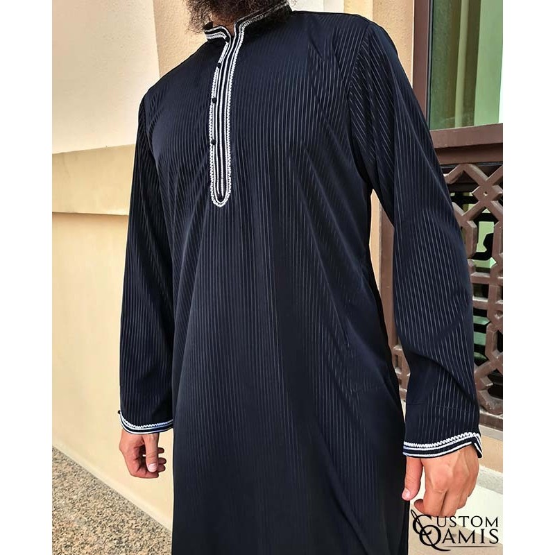 Qamis Al Masaf tissu Royal : Noir rayé avec broderie blanche