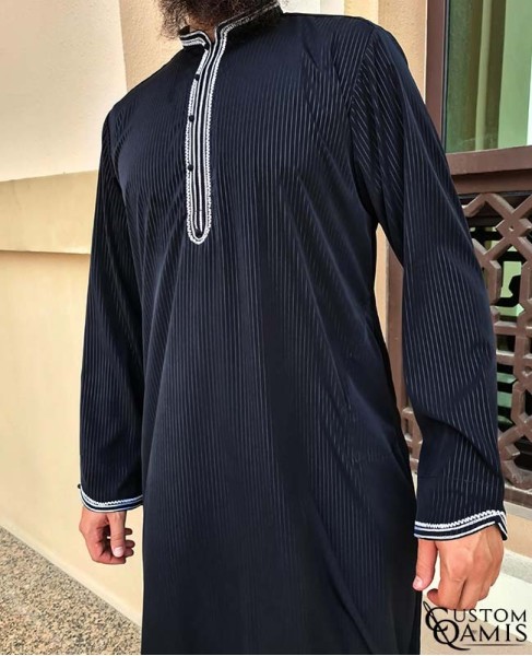 Qamis Al Masaf tissu Royal : Noir rayé avec broderie blanche