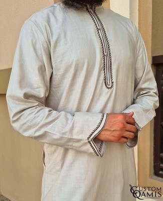 Qamis Al Masaf tissu Linen couleur sable avec broderies marrons foncées