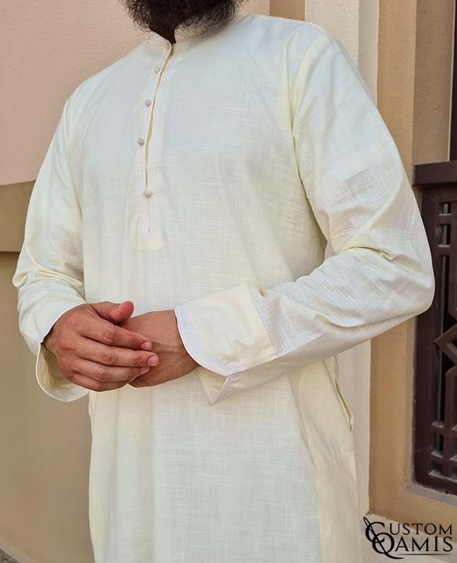 Qamis Al Masaf tissu Linen : Jaune clair avec broderies blanches