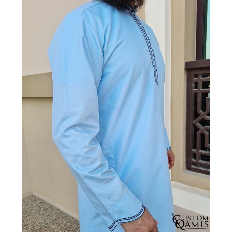 Qamis Al Masaf tissu Platinium bleu ciel clair avec broderie bleu marine