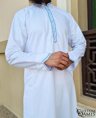 Qamis Al Masaf tissu Luxury blanc satiné avec broderie bleu ciel