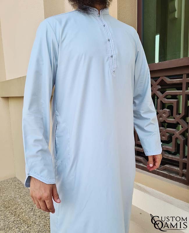 Qamis Al Masaf tissu Cotton gris clair avec broderie blanche