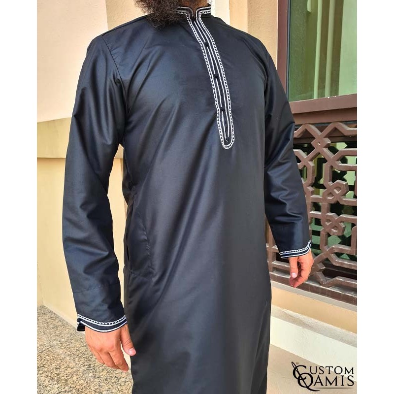 Qamis Al Masaf tissu Platinium noir avec broderie blanche