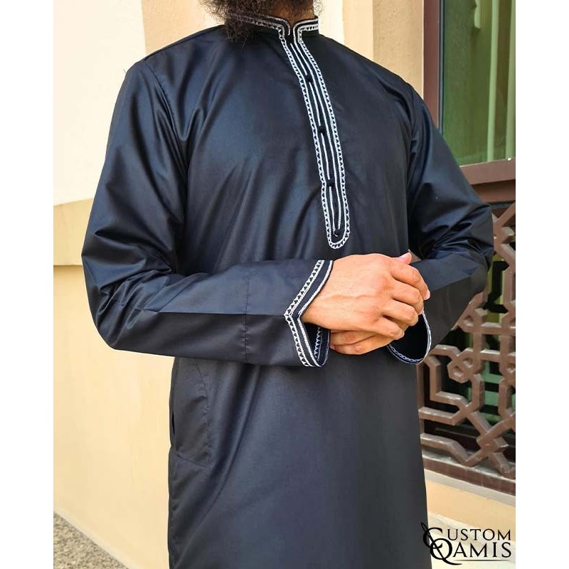 Qamis Al Masaf tissu Platinium noir avec broderie blanche