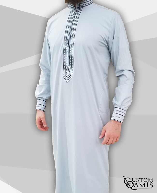 Qamis Sultan Cotton gris clair avec broderie bleue marine