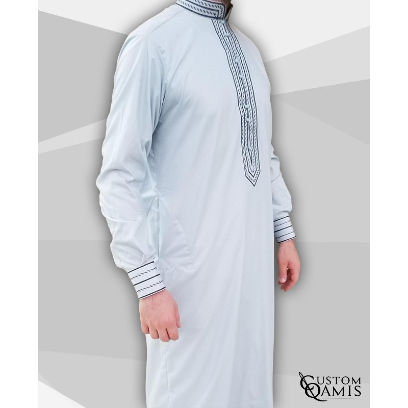 Qamis Sultan Cotton gris clair avec broderie bleue marine