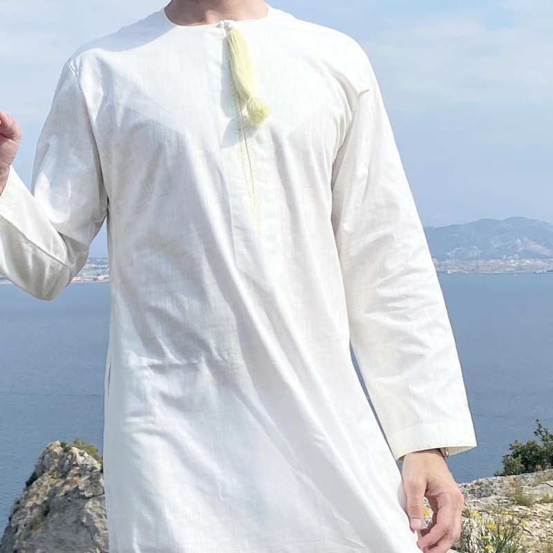 Qamis Omani tissu Linen Crème avec broderie jaune clair