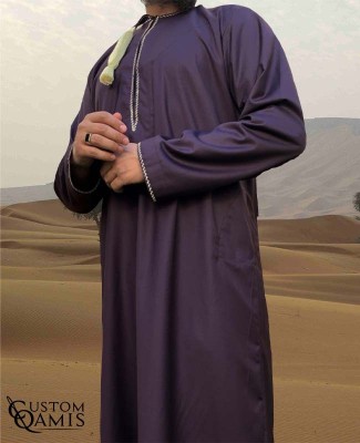 Qamis Omani tissu Cashmere Wool Prune avec broderie jaune clair