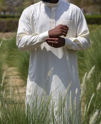 Qamis Saoudien Tissu Cashmere Wool Crème (tissu costume) avec manchettes