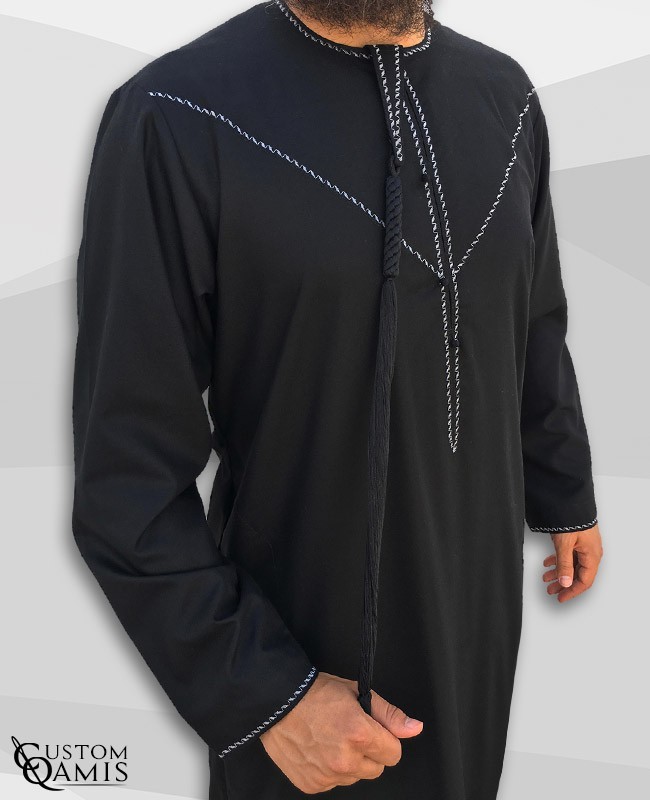 Qamis Emirati tissu Platinium noir avec tarboucha détachable et broderie blanche 