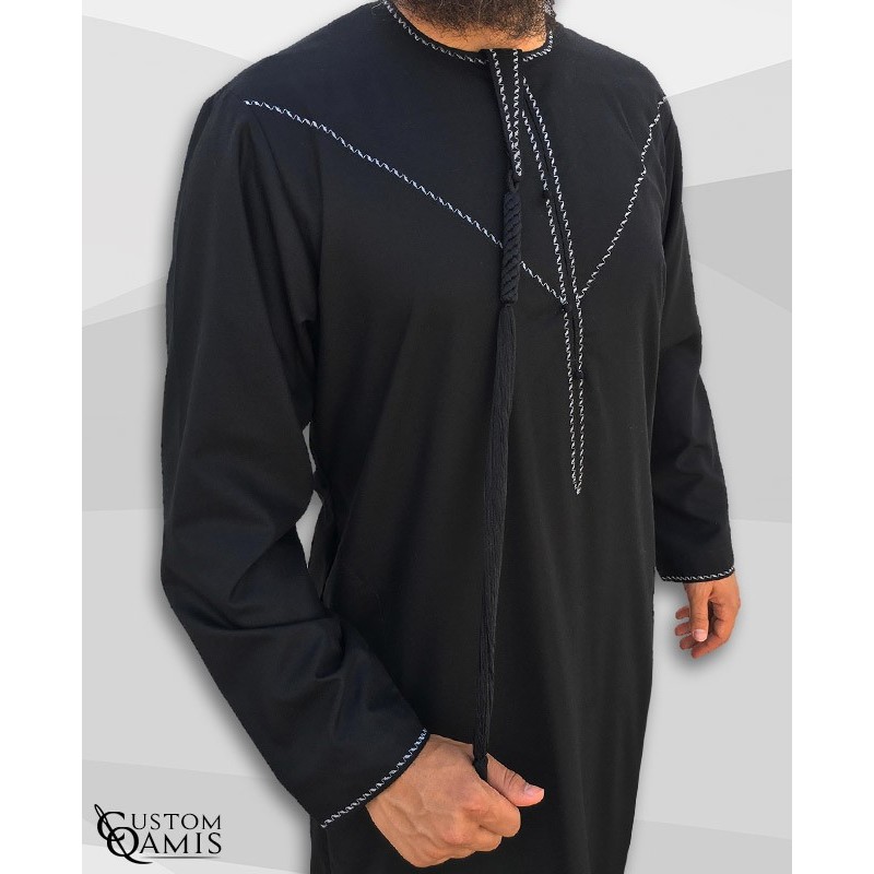 Qamis Emirati tissu Platinium noir avec tarboucha détachable et broderie blanche 