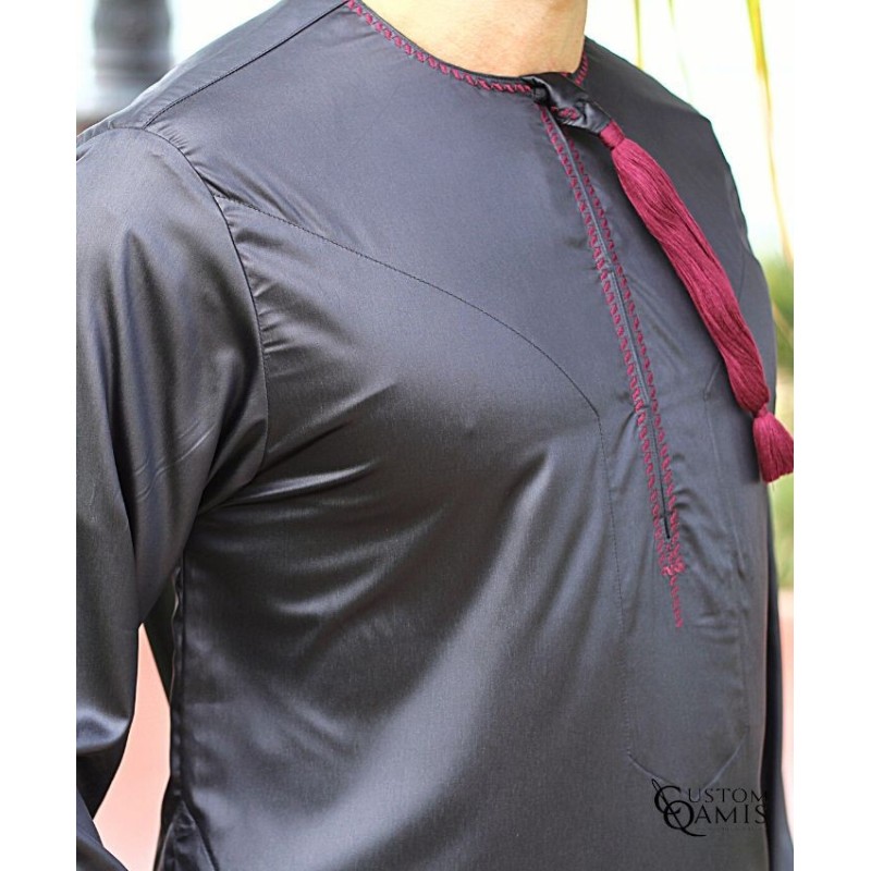 Qamis Omani tissu Precious noir avec broderie bordeaux