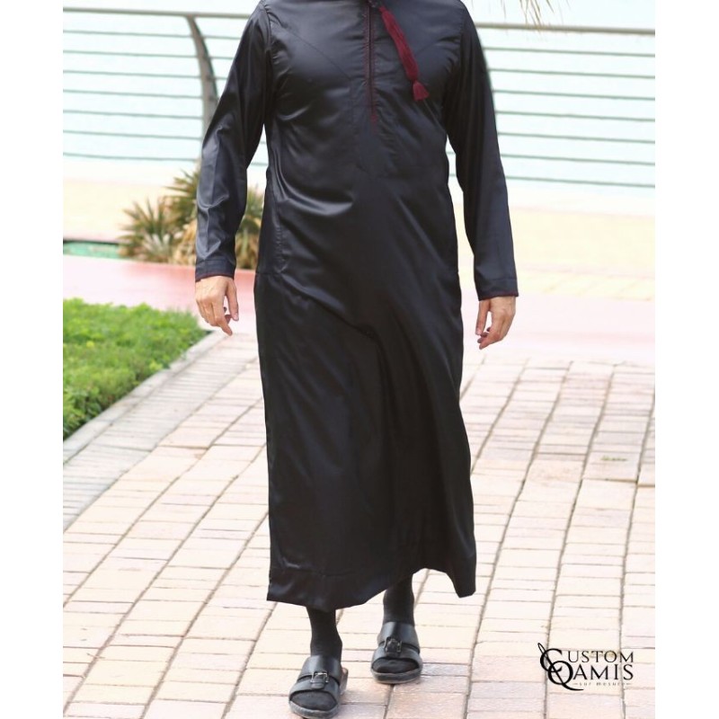 Qamis Omani tissu Precious noir avec broderie bordeaux