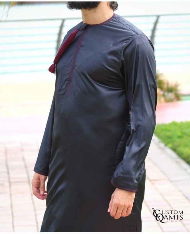 Qamis Omani tissu Precious noir avec broderie bordeaux