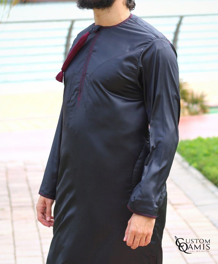 Qamis Omani tissu Precious noir avec broderie bordeaux