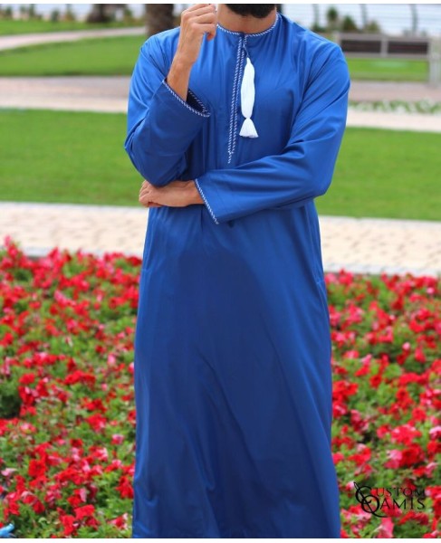 Qamis Omani tissu Precious bleu roi avec broderie blanche
