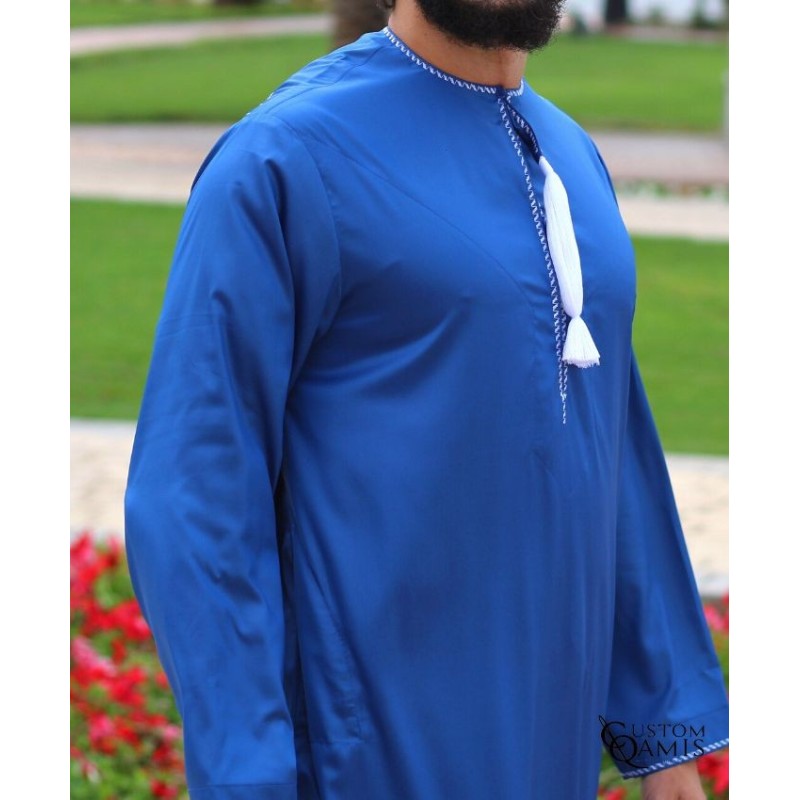 Qamis Omani tissu Precious bleu roi avec broderie blanche