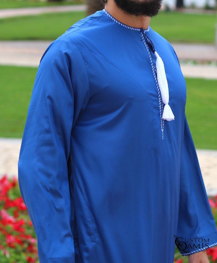 Qamis Omani tissu Precious bleu roi mat avec broderie blanche