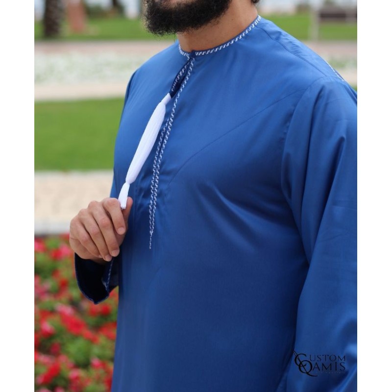 Qamis Omani tissu Precious bleu roi avec broderie blanche