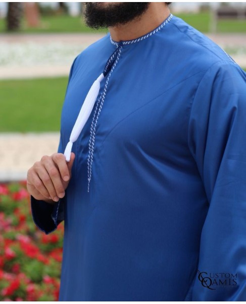 Qamis Omani tissu Precious bleu roi avec broderie blanche