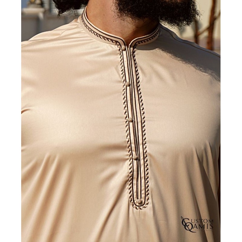 Qamis Al Masaf tissu Precious beige satiné avec broderie marron foncé