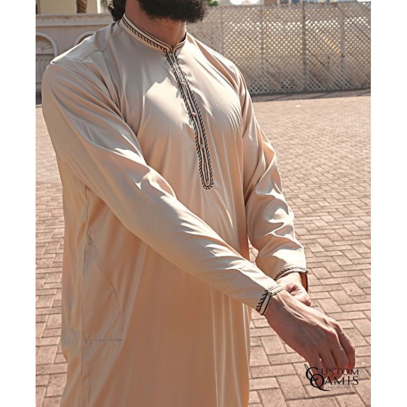 Qamis Al Masaf tissu Precious beige satiné avec broderie marron foncé