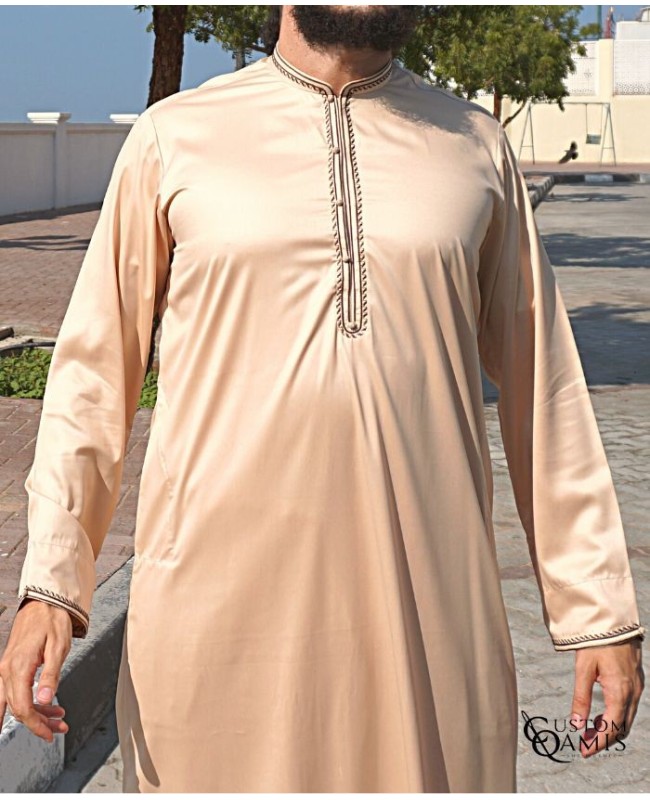 Qamis Al Masaf tissu Precious beige satiné avec broderie marron foncé
