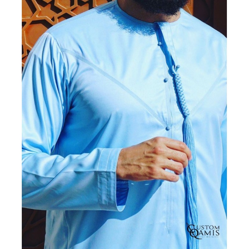 Qamis Emirati Precious bleu ciel satiné - Tarboucha