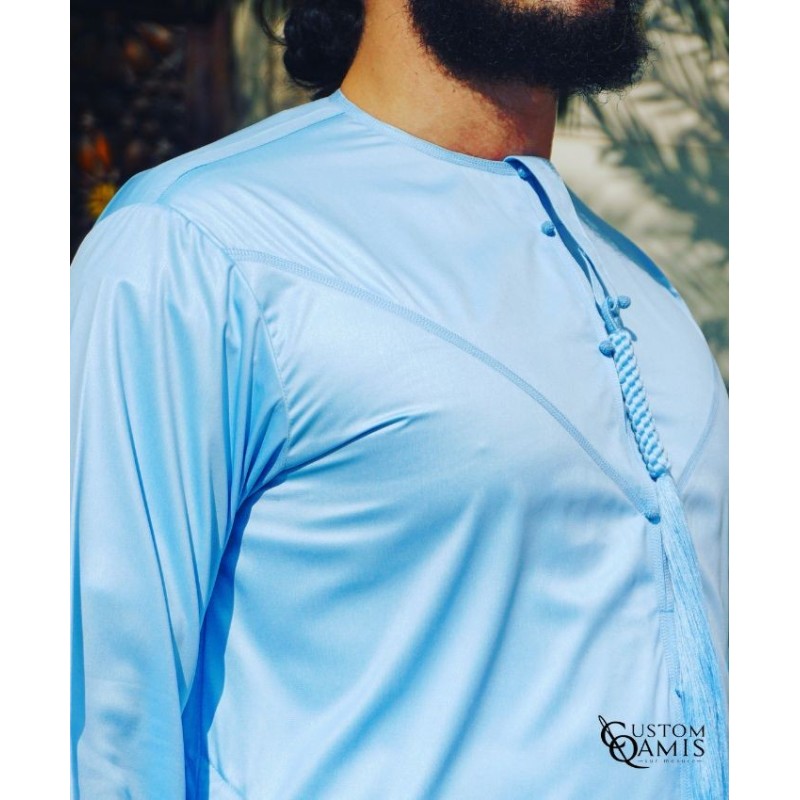 Qamis Emirati Precious bleu ciel satiné - Tarboucha