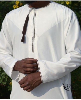 Qamis Omani Tissu Precious couleur blanche et broderies marron