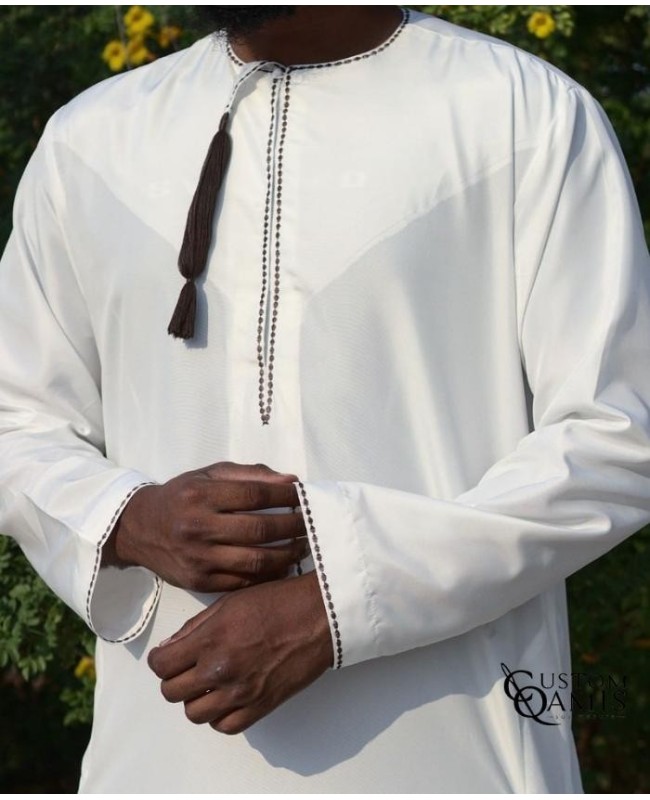 Qamis Omani Tissu Precious couleur blanche et broderies marron
