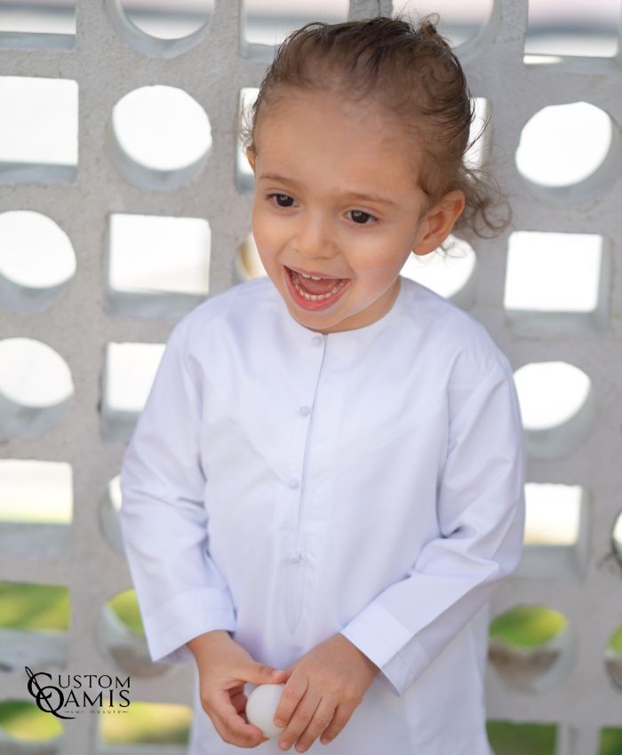 Qamis Kids Emirati Kids tissu Luxury blanc satiné