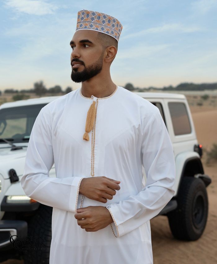Qamis Omani Tissu Luxury Blanc Mat Broderie Jaune