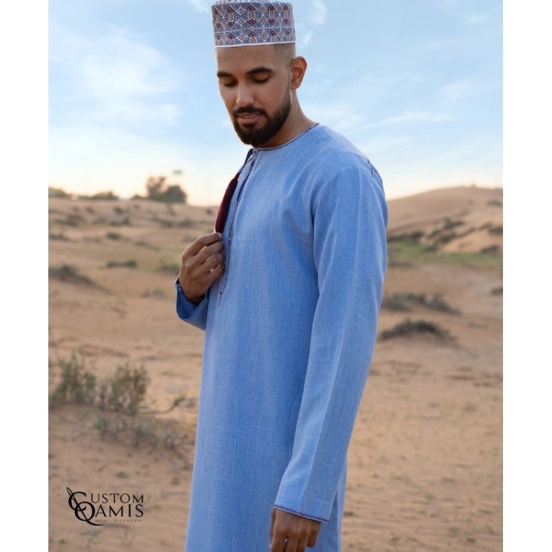 Qamis Omani tissu Imperial Bleu Ciel Broderie Bordeaux