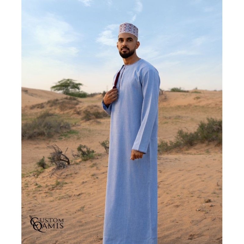 Qamis Omani tissu Imperial Bleu Ciel Broderie Bordeaux