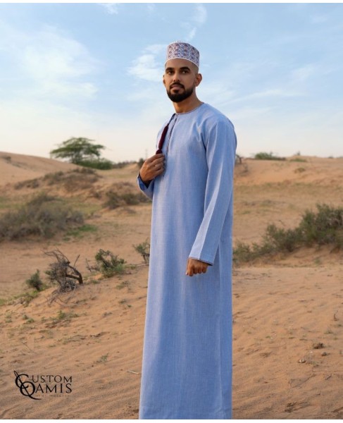 Qamis Omani tissu Imperial Bleu Ciel Broderie Bordeaux