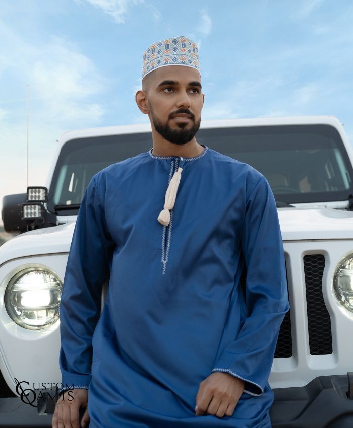 Qamis Omani tissu Precious bleu roi mat avec broderie beige
