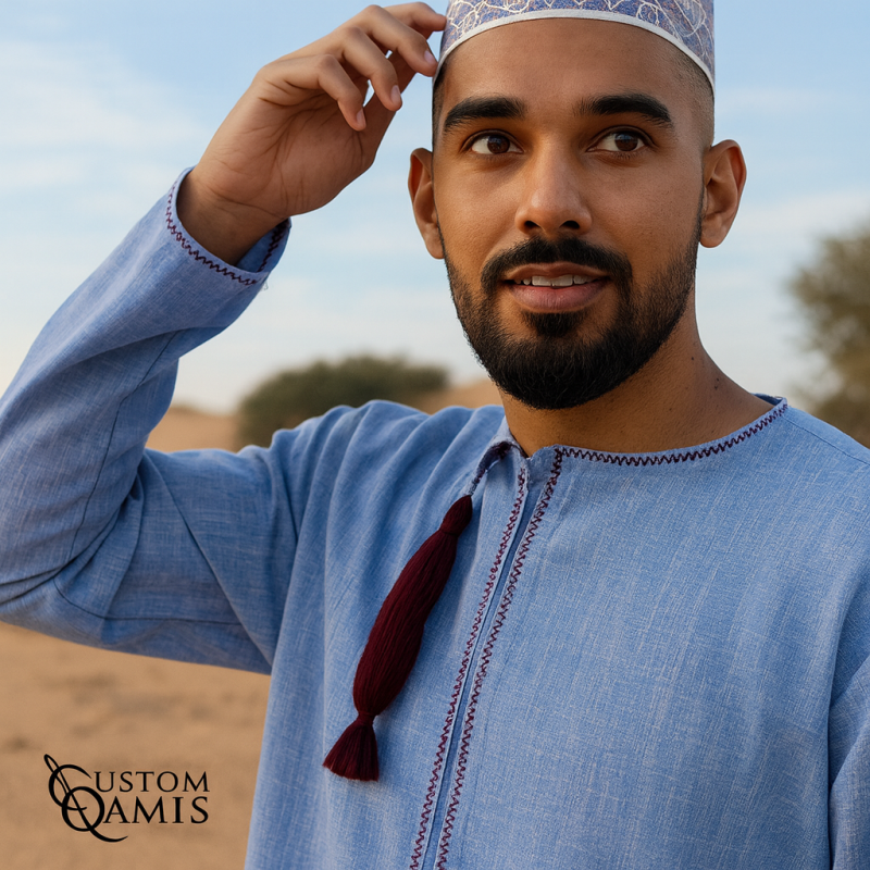 Qamis Omani tissu Imperial Bleu Ciel Broderie Bordeaux